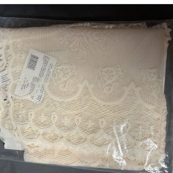 Vintage Heritage Lace Curtains - Picture 2 of 4